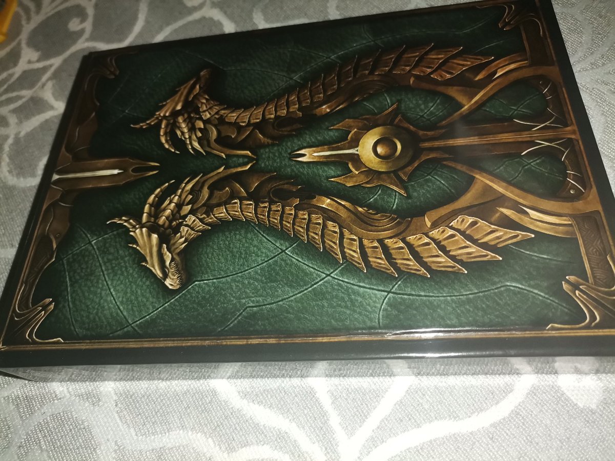 JJCorrosivo's tweet photo. Muchísimas gracias @DracorumTales, ya está en casa el pequeño osobuho! Es precioso.

Y la novela es increíble, ese encuadernado es hermoso no, lo siguiente! Y las ilustraciones del interior son una pasada!

En serio, muchísimas gracias!!!! https://t.co/vqeZXEp3Kz