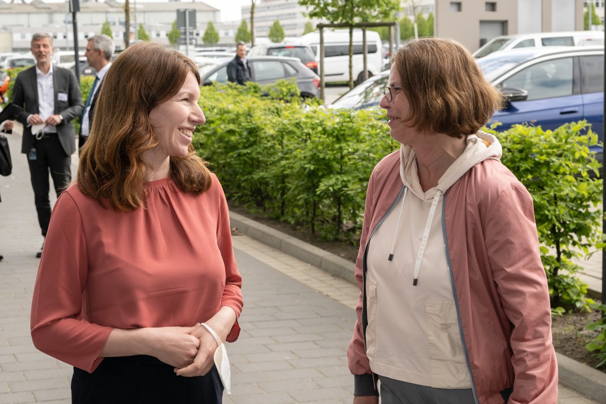 Aviaspace_eV's tweet photo. Spannende Einblicke, inspirierende Gespräche. Wir sagen DANKE 💐 allen Beteiligten am gestrigen #TDLLR22 – dem 16. Tag der Deutschen Luft- & Raumfahrtregionen in #BremenCityofAeroSpace, u.a. @bdlipresse @von_ammon @annachristmann @KristinaVogt_HB @SWAEBremen @esabic_ng
@BMWK https://t.co/MRNRXnCUqH