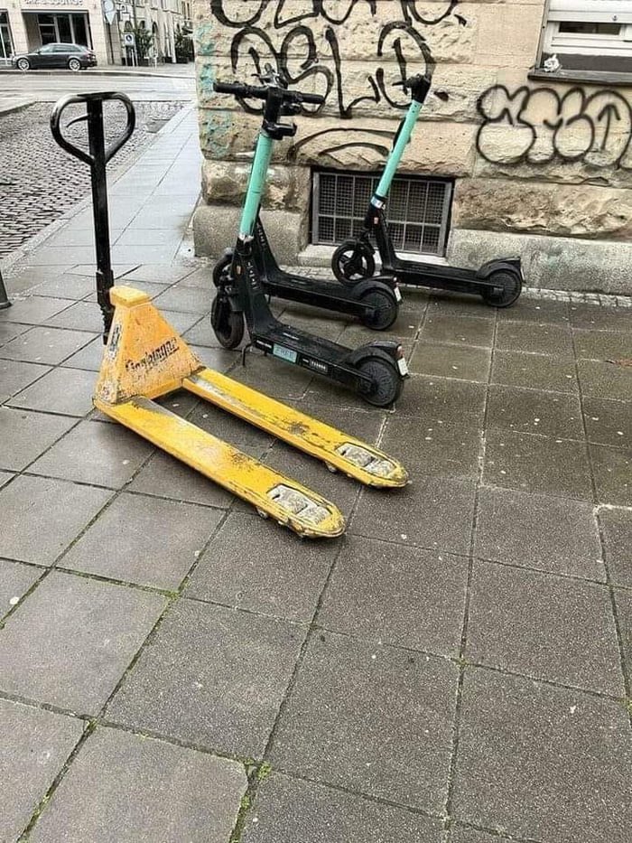 GirardSilvie's tweet photo. Envie de prendre la trotinette interdite https://t.co/UZskLERU8l