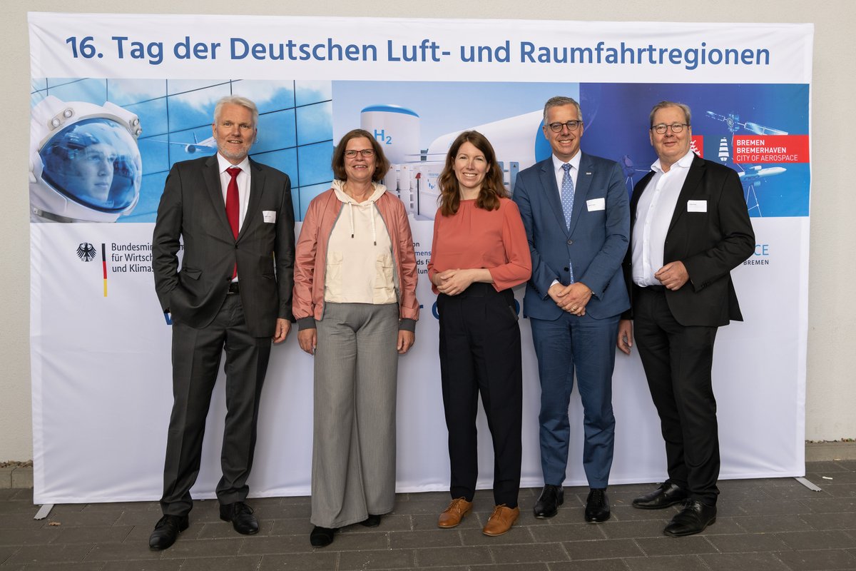 Aviaspace_eV's tweet photo. Spannende Einblicke, inspirierende Gespräche. Wir sagen DANKE 💐 allen Beteiligten am gestrigen #TDLLR22 – dem 16. Tag der Deutschen Luft- & Raumfahrtregionen in #BremenCityofAeroSpace, u.a. @bdlipresse @von_ammon @annachristmann @KristinaVogt_HB @SWAEBremen @esabic_ng
@BMWK https://t.co/MRNRXnCUqH