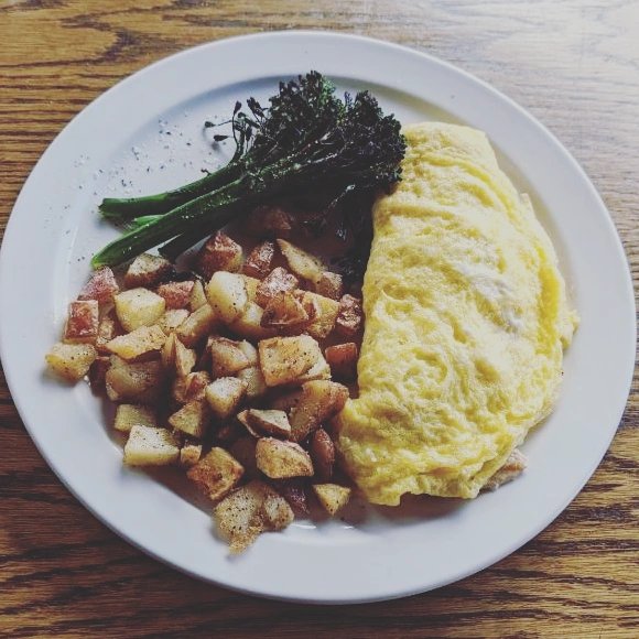 TwinLakesInn's tweet photo. We miss our moms! Will ya' share yours with us this wknd? Along with our full menu, we have mom-approved specials for dinner (Thurs-Fri 4-8) incl shrimp scampi, house-made cheesecake and, for Sun brunch (8:30-1), a crab omelette. 719-486-7965 to reserve a table or order takeout. https://t.co/MrdBnIogxH