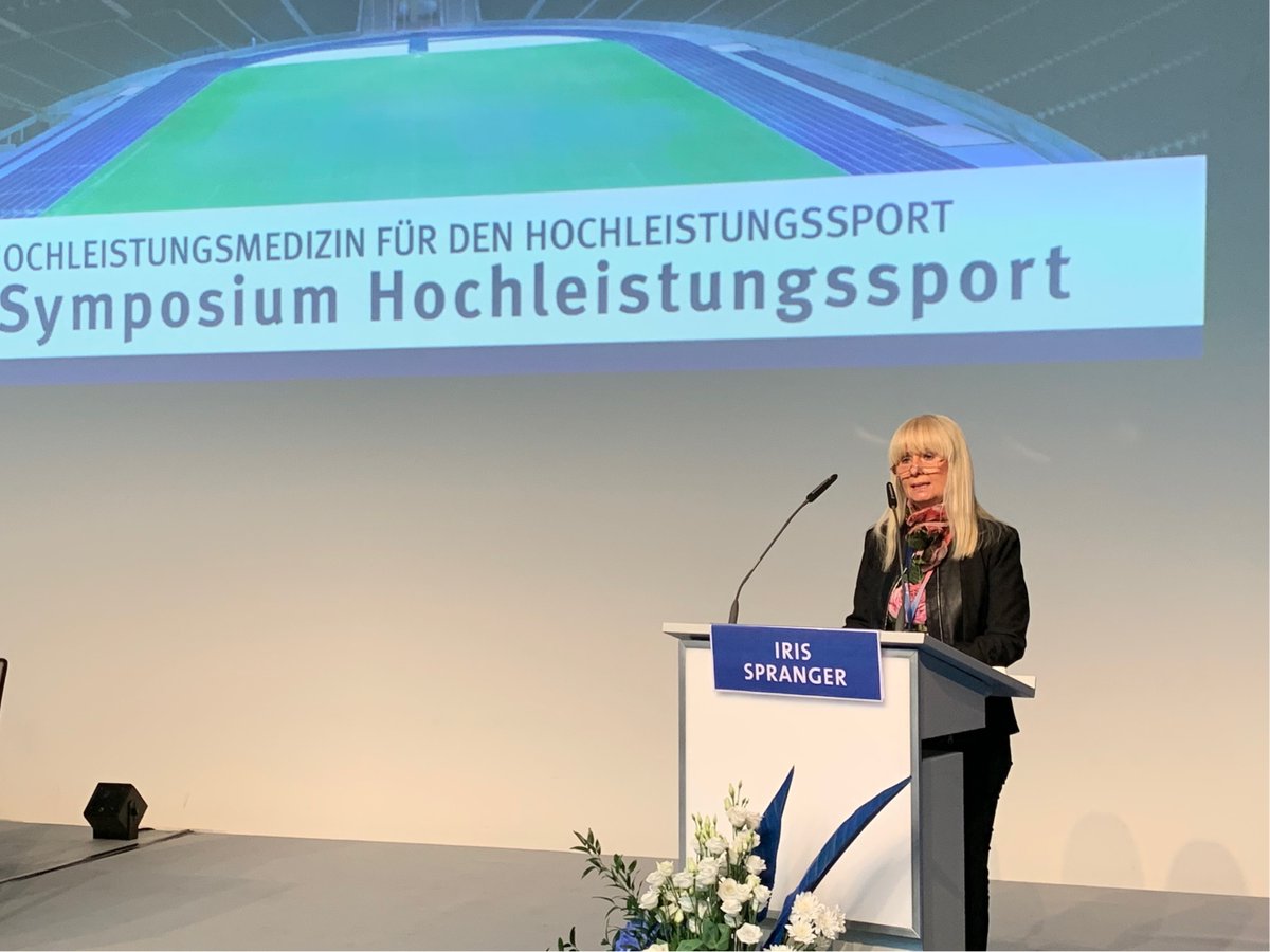VBG_Hamburg's tweet photo. Gerade gestartet: das Symposium #Hochleistungssport von #VBG und @ukbberlin. @IrisSpranger, Senatorin für Inneres, Digitalisierung und #Sport in #Berlin, begrüßt die Gäste. @RegBerlin #SHLS22 #VBGSport https://t.co/jFA1AP0C6e