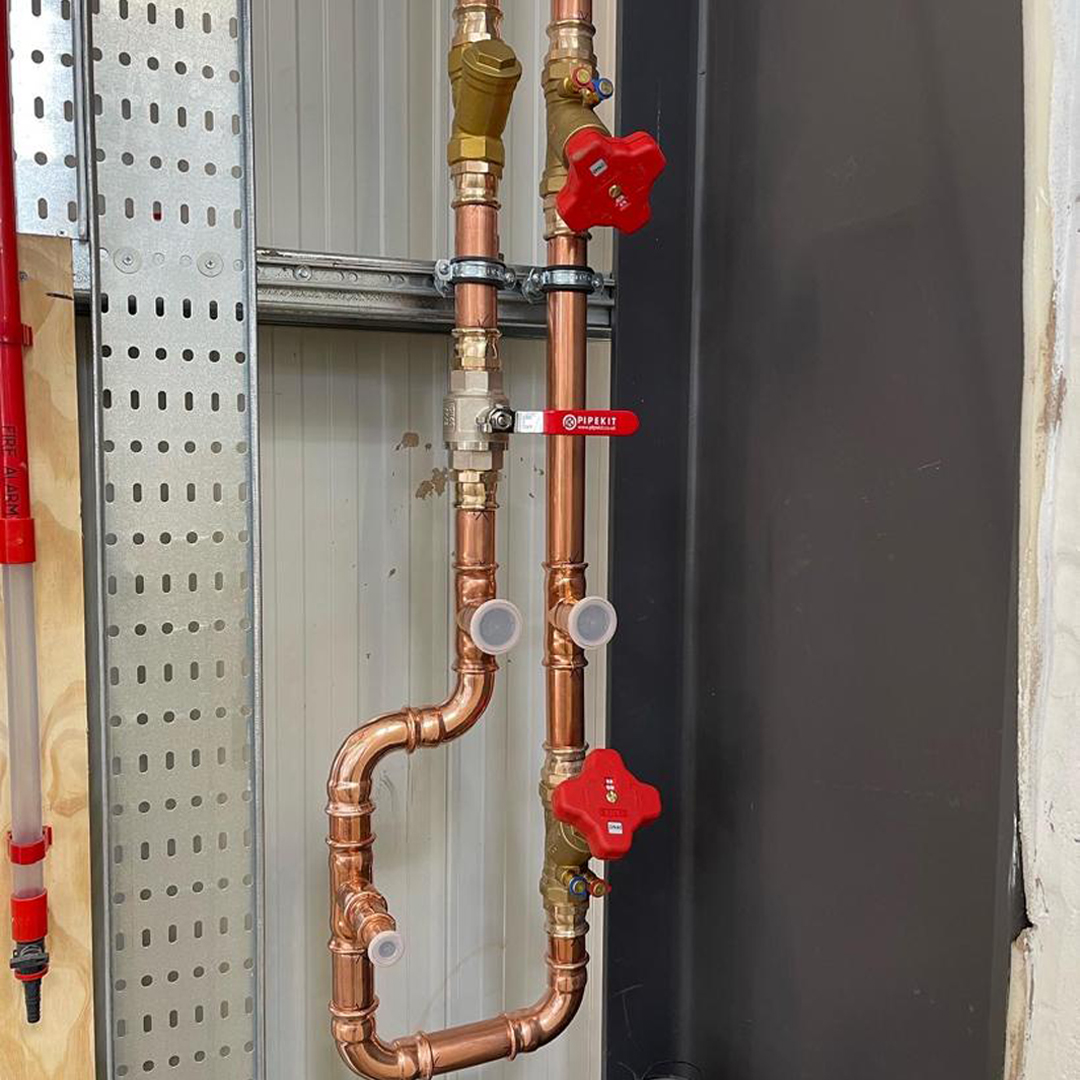 Great installation from Holland and Clay thanks for the photo!
Pipes and valves supplied by @Pipekit 
@GeberitUK Mapress copper pipe and @Albion_Valves ball valves.

#pipekit #hollandandclay #geberit #mapress #albion #pipepics #shrewsbury