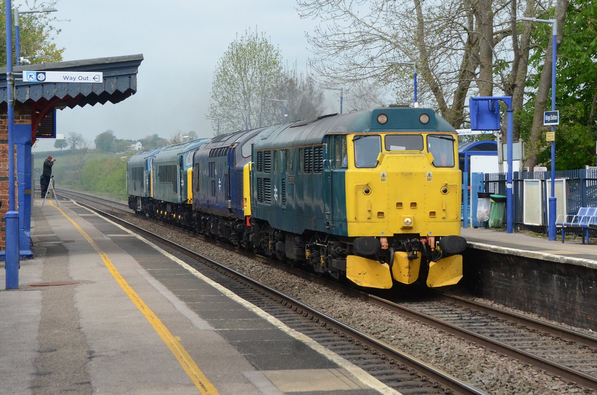 MrDeltic15's tweet image. You can't beat a bit of blue! 31128 tows 37703(aka 37067), D4, and D182 through Kings Sutton yesterday running as 0Z45 Butterley MRC to Swanage @SwanRailway @railcamlive @RailwaysToday @FreightmasterUK #Class31 #Class37 #Class44 #Class46