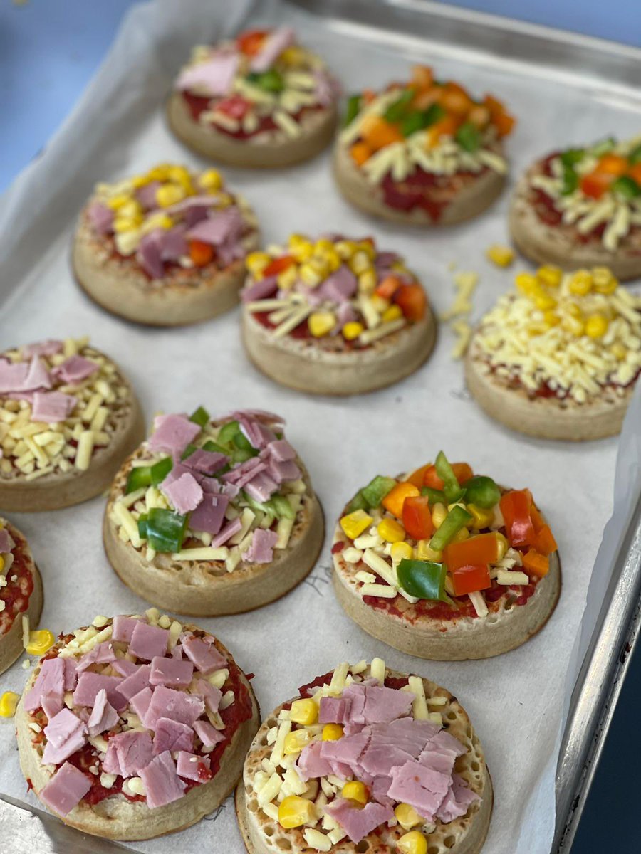 WycliffePrep's tweet photo. Children from Nursery and Reception have joined forces this afternoon and baked delicious crumpet pizzas in class! Choosing toppings they know and love, they perfectly followed a recipe and created these tasty looking treats! 🍕 😋 #eyfs https://t.co/gkfPamZV5D