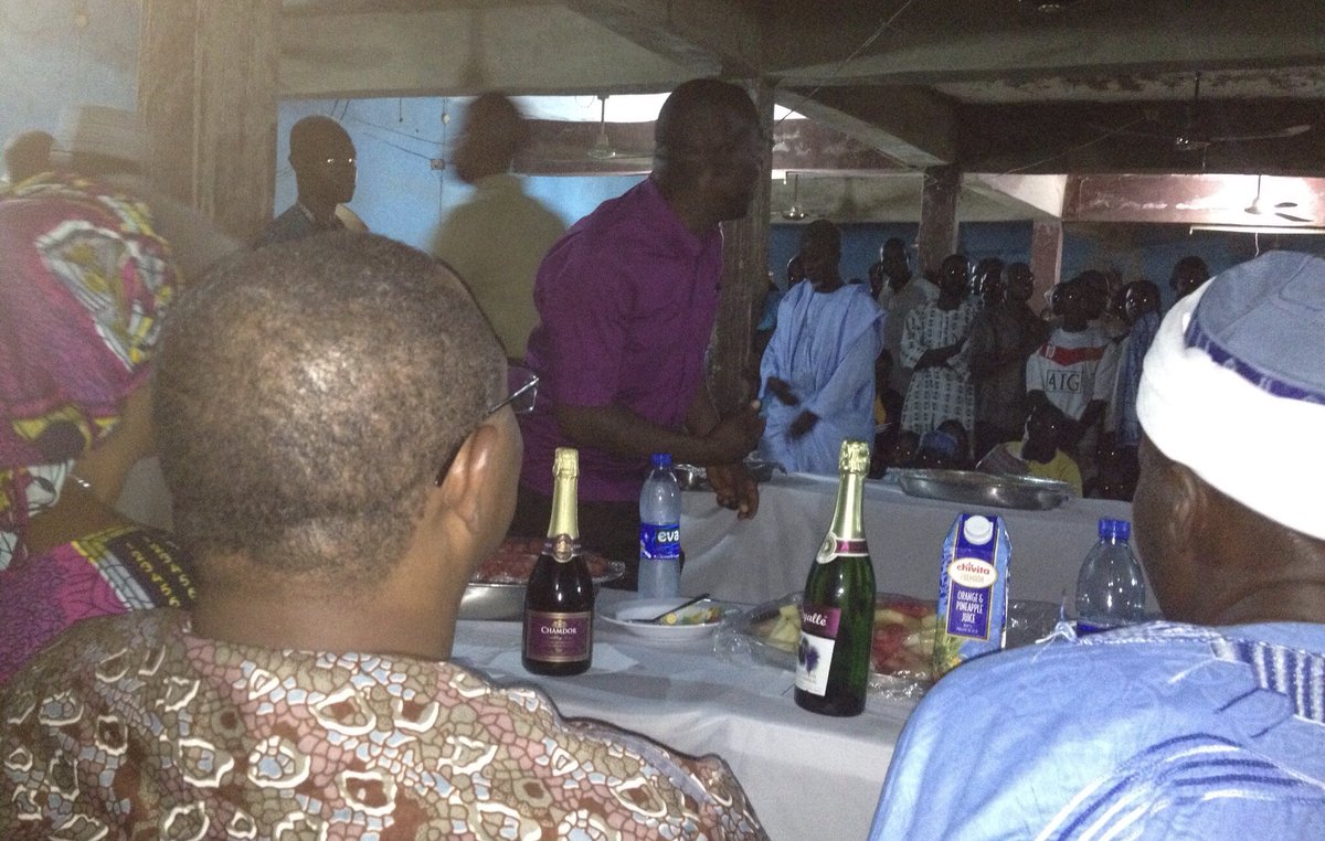 Nigerians hardly know @PeterObi, the detribalized nationalist. In this 2012 photo, as Governor he is breaking fast with the Muslim community in Anambra at the Awka Mosque. I know, because I was there & was the SSG. As Governor, his AÐC and CSO were both Northerners. Go figure.