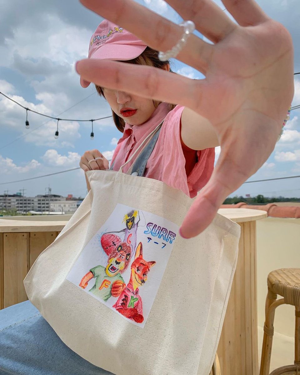 SURFFFANCLUB's tweet photo. SURFF TOTE BAG 2022
รุ่นใหม่ล่าสัด!!! 🦊🦁🐧

ลายวาดด้วยดินสอสีไม้โดยพวกเราเอง อยากรู้ว่าคนไหนในวงเป็นน้องคนไหน มาดูใกล้ๆที่บูธ D33📍

 420฿ 

ขายครั้งแรกที่งาน Cat Expo 8 มีจำนวนจำกัด ✨

ไม่ซื้อไม่เป็นไร แวะมาหาพวกเราที่บูธได้นะ อยากเจอทุกคนสัตว์สัตว์ 🫶🏻

#SURFF #catexpo8 https://t.co/CKDVOkmbM9