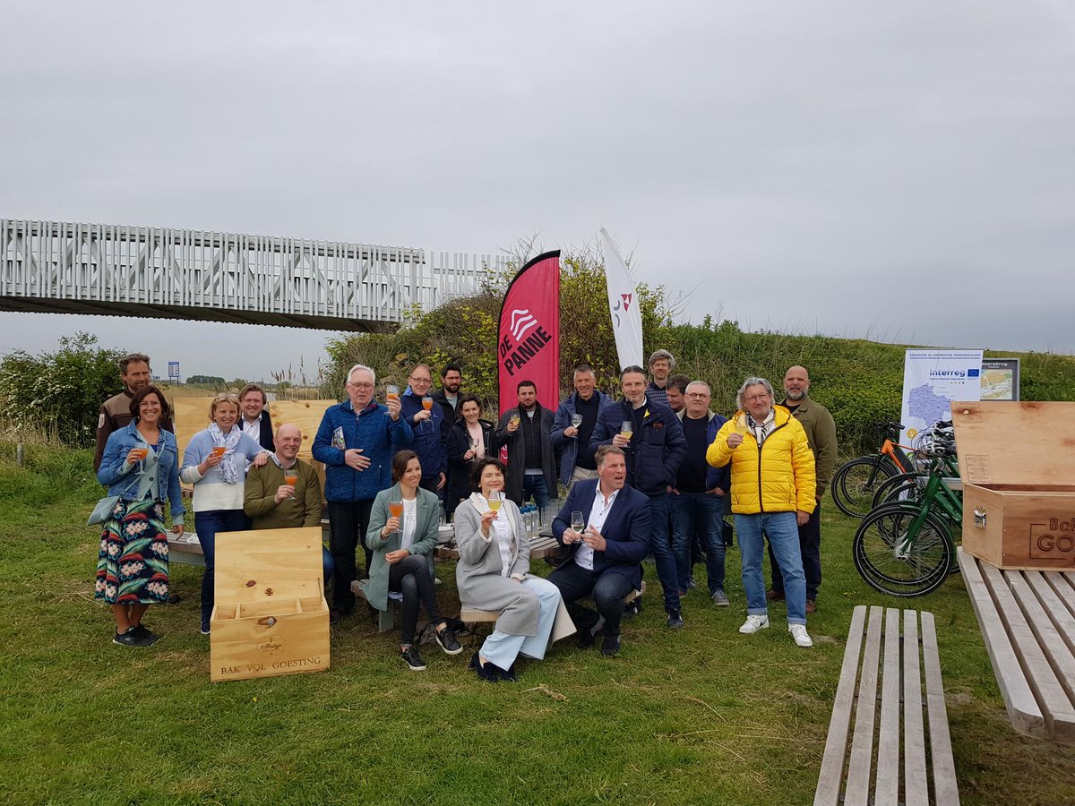 Westtoer's tweet photo. Het Lekkere Westen, dat is ook picknicken op unieke plekken. Lekkere voorstelling van het West-Vlaams picknickplan in @gemeentedepanne, op een van de 76 nieuwe picknickzones. --> https://t.co/NCzEA0Ldmg https://t.co/D1d9TKLgG6