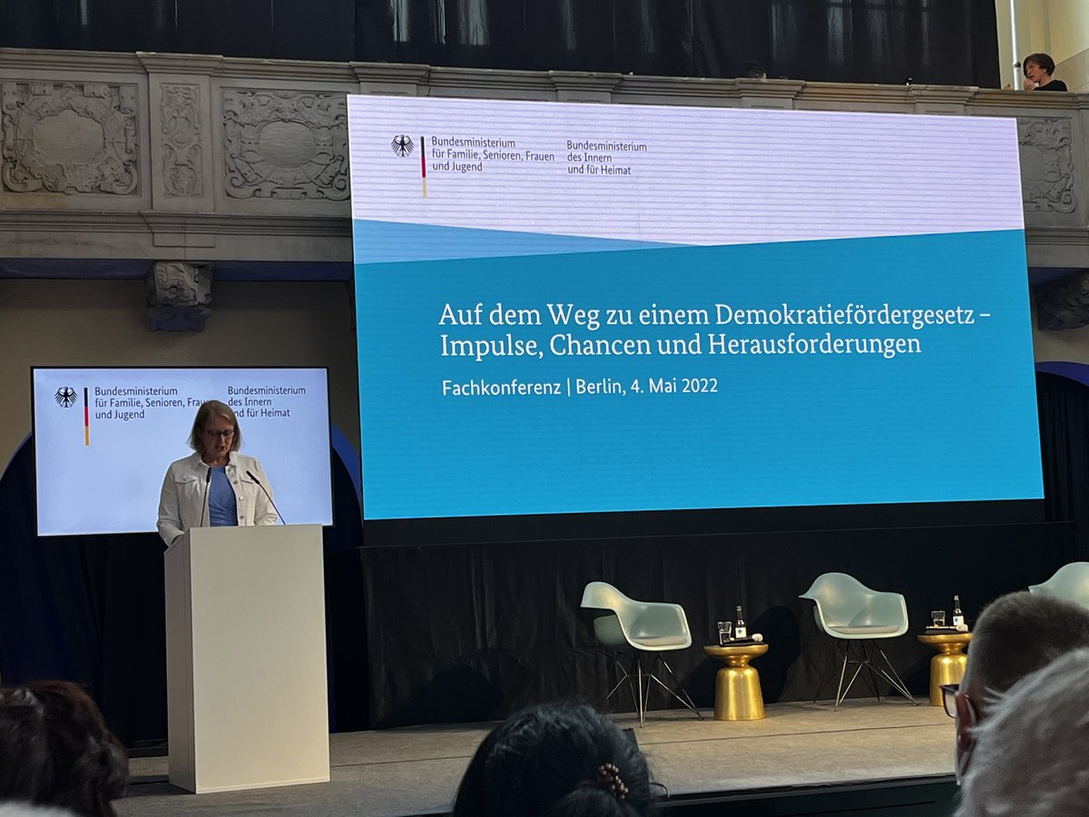 Eröffnung der Fachkonferenz zum Demokratiefördergesetz durch @BMFSFJ Bundesministerin <a href="/lisapaus/">Lisa Paus, MdB</a>, in der sie die Wichtigkeit der Beteiligung von Zivilgesellschaft in diesem Prozess betont. Demokratie und Zusammenhalt müssen im Kampf gegen Rechtsextremismus gestärkt werden.