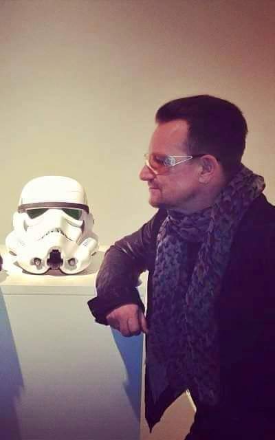 u2peru's tweet photo. En el día de Star Wars saludamos a los fans de la famosa saga galáctica y compartimos esta curiosa foto!!! Que la Fuerza les acompañe... siempre!!!
Foto @u2br
#U2 #Bono #StarWars #MayTheForceBeWithYou #MayThe4BeWithYou #casiofftopic https://t.co/DS7f5FDB0t