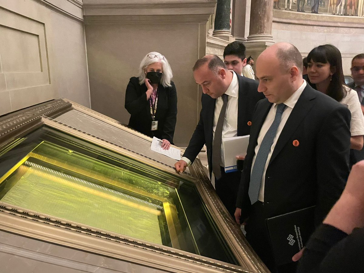 Anar_Karim's tweet photo. Good meeting at @USNatArchives to discuss cooperation on archive specialists, preservation of documentary heritage, exchange of information and capacity building projects. Very pleased to make a tour in the museum where precious documents are so carefully preserved https://t.co/FzTsgksJiR