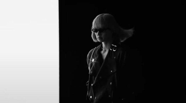 legendarihx's tweet photo. #LISA is back on the runway for CELINE'S Women Winter 22 show! #LISAXCELINE https://t.co/LhpJRJIZzA