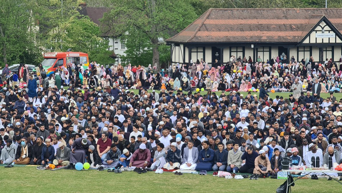 EidatWardown's tweet photo. Here are just some of the pictures taken at the Eid At Wardown event, which took place on Monday 2nd May.
 
Almost 3,000 + came together from many different ethnicities and cultures to celebrate the end of Ramadan.
 
It was a joyful, colourful,... https://t.co/qQ7NklxD9g