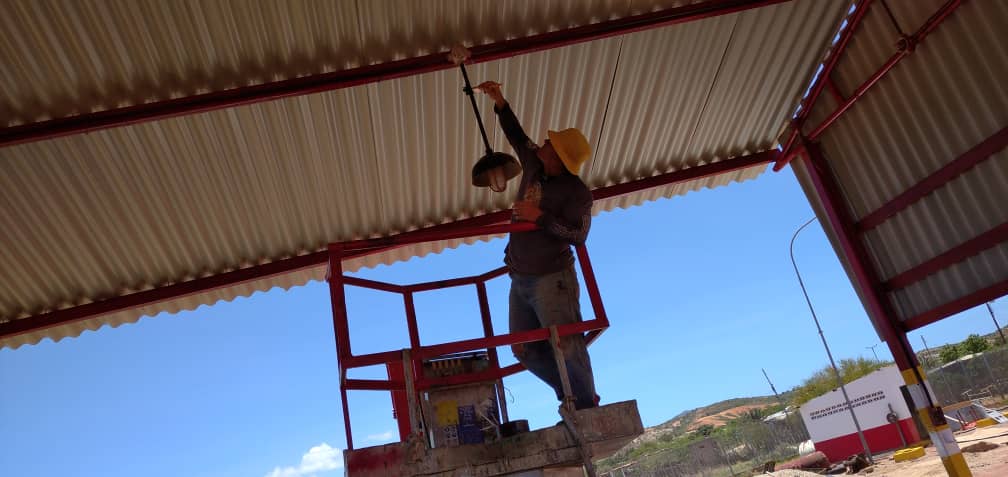 MPPOP_NE's tweet photo. #ObrasPúblicasAvanza en #NvaEsparta, En articulación con #GasComunal tal como instruyó el Ministro @GRaulparedes realizamos abordaje a la Planta de llenado Indio Macanao para restaurar sus instalaciones, con lo que se beneficiarán 8.000 familias de #Tubores y #Macanao https://t.co/33TeDfoyQD