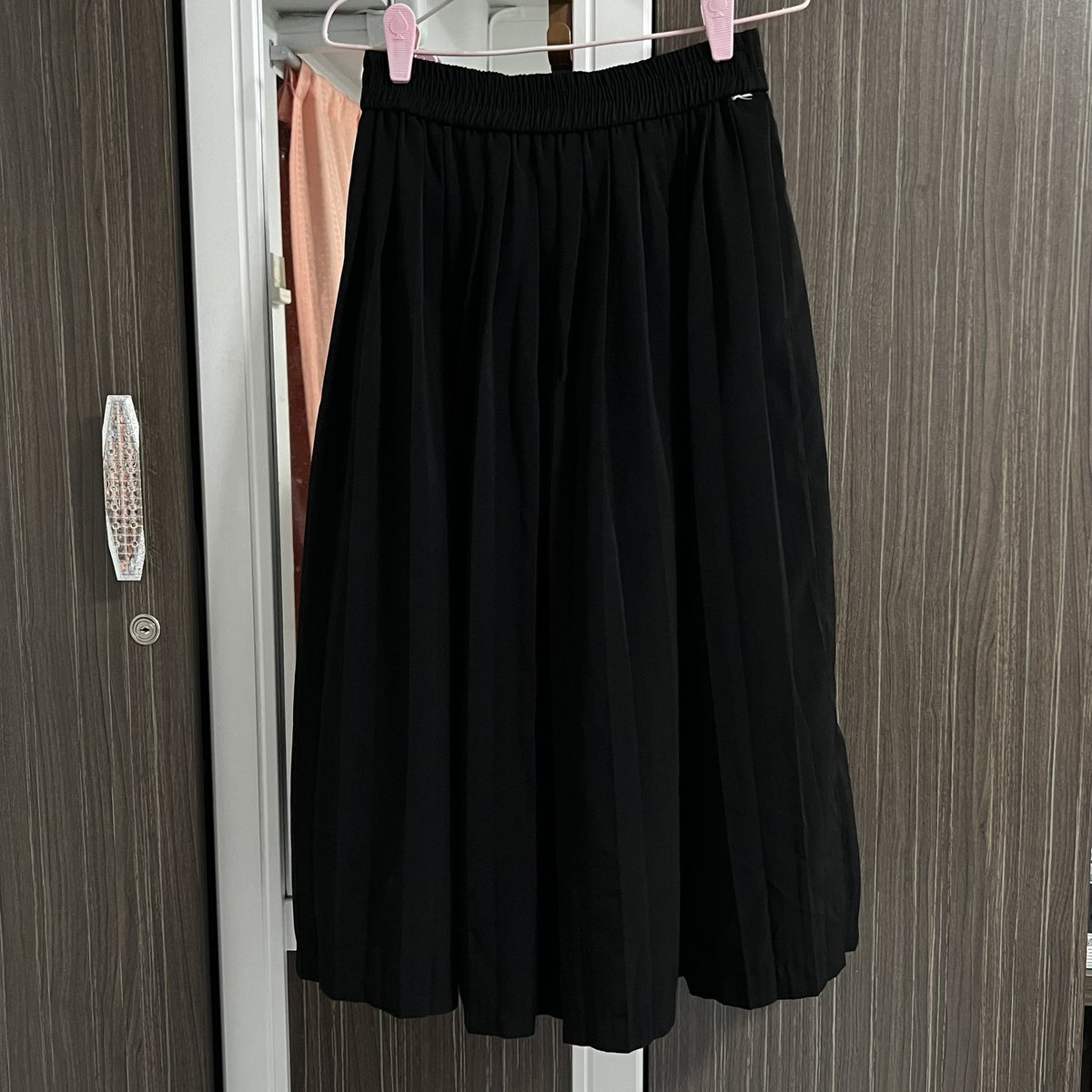 hw_artD's tweet photo. ส่งต่อกระโปรงนักศึกษา ทรงพลีท เ��ว freesize ยืดสุดที่ 32 ยาว 30 ฟิลประมาณตาตุ่ม ราคา 80 รวมส่ง #กระโปรงนักศึกษา #ชุดนักศึกษา #ส่งต่อเสื้อผ้ามือสอง #ชุดมหาลัย #เสื้อนักศึกษา #กระโปรงนักเรียนมือสอง #กระโปรงนักศึกษา #กระโปรงทรงเอ #กระโปรงพลีท https://t.co/5cRltcrt48