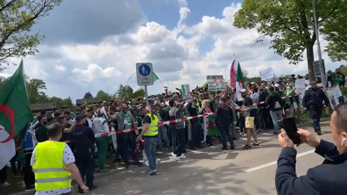 LGDFennec's tweet photo. 📸| 🚨 Une centaine de supporters algériens protestent actuellement devant le siège de la FIFA. Ces derniers demandent justice pour les décisions douteuses qu'a pris l'arbitre gambien Bakary Gassama lors du match Algérie-Cameroun. https://t.co/CqwudMBqtZ