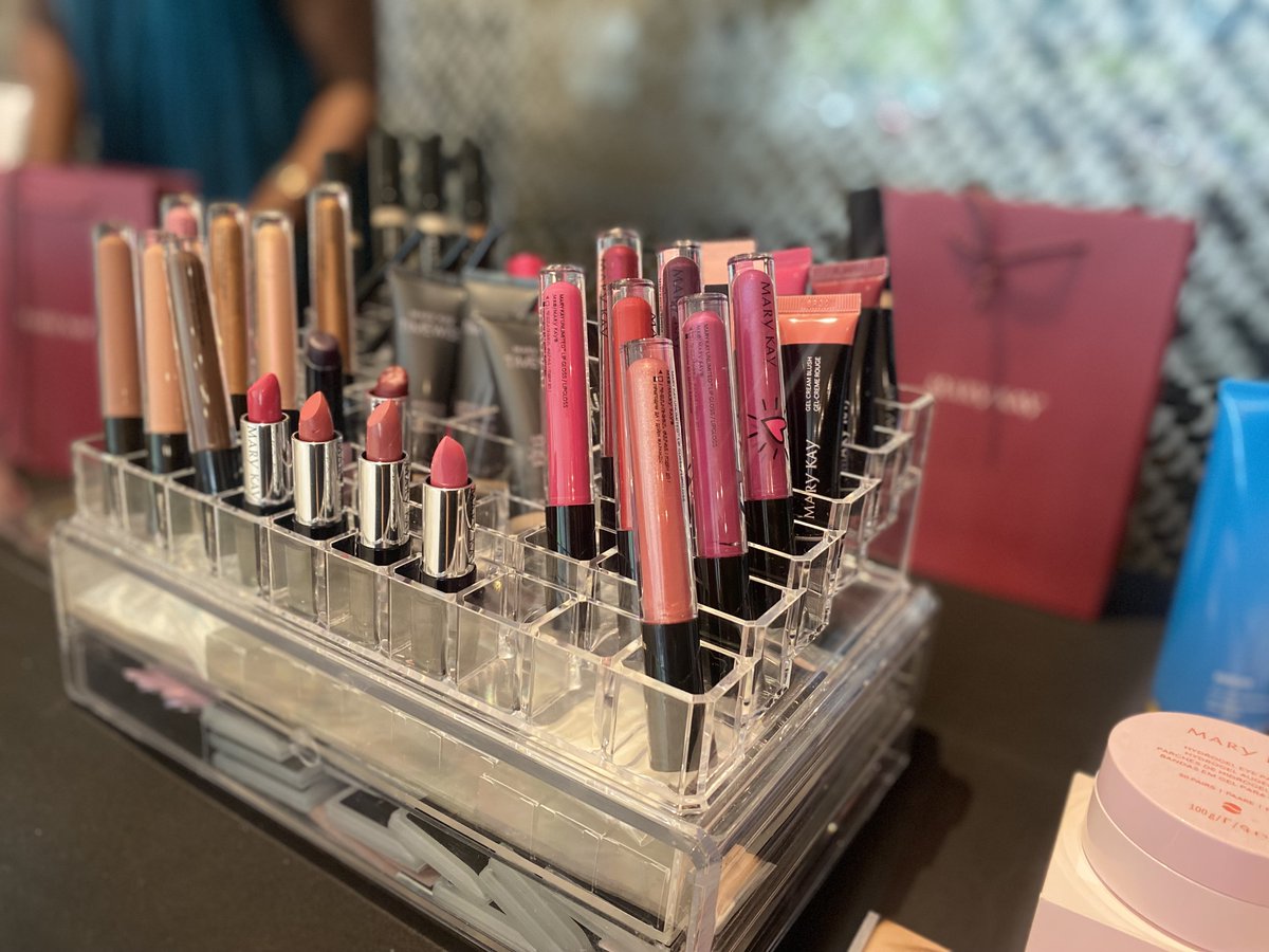 70marklane's tweet photo. Today we have Mary Kay Consulting with Carol in reception today 🤩 She has a free draw for people to enter into, putting you in for a chance to win a Satin Hands Pamper set worth £33. She will be here till 3pm today and is offering an exclusive 10% discount just for today! 🤩 https://t.co/unPs1689LK