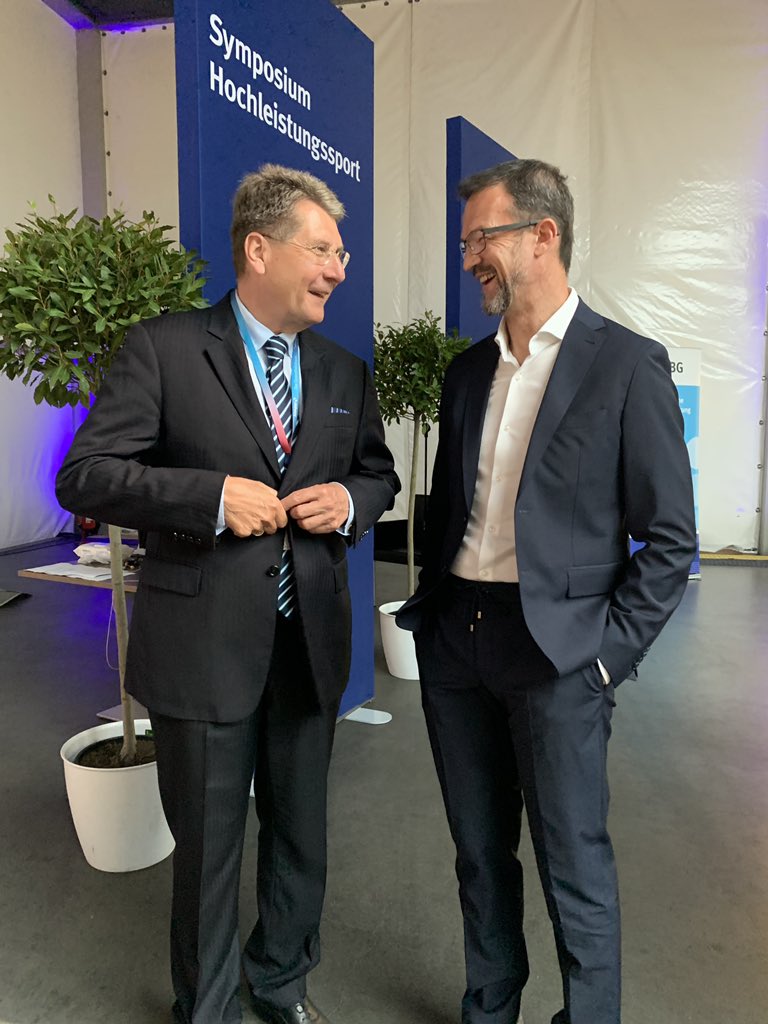 ukbberlin's tweet photo. Endlich wieder Symposium #Hochleistungssport im @Oly_Berlin von @VBG_Hamburg und #ukbberlin. Hochkarätige Referenten, mehr als 600 Teilnehmer und auch einige Sport-Prominente wie @FrediBobic1971, der sich mit #ukbberlin-Chef Prof. Axel #Ekkernkamp austauschte. #SHLS22 https://t.co/nyllnQbjRC