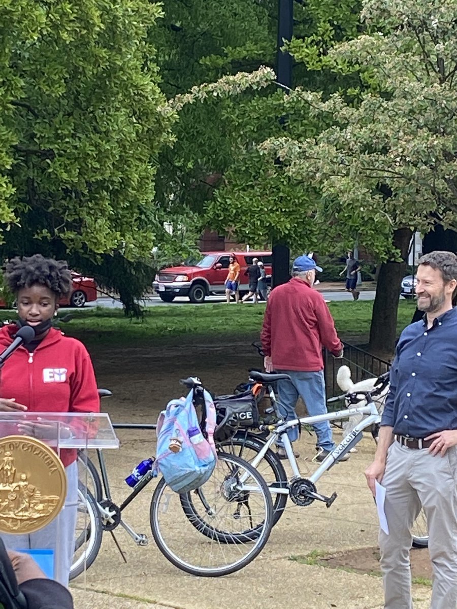 PeabodyLibrary1's tweet photo. Great turnout at Bike to School Day at Lincoln Park! Fun to see the mayor, Councilmember Allen, @dcpl mobile library and librarians and so many @peabodywatkins students read to bike, and roll!! https://t.co/STm2daNHeg