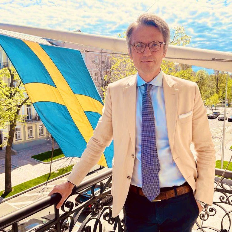 Utrikesdep's tweet photo. Sveriges ambassad @SwedeninUA är tillbaka där den hör hemma – på plats i Kiev. Sveriges stöd till Ukraina förblir starkt. #StandWithUkraine️ 
🇸🇪🇺🇦 https://t.co/1xkzGvgMNb