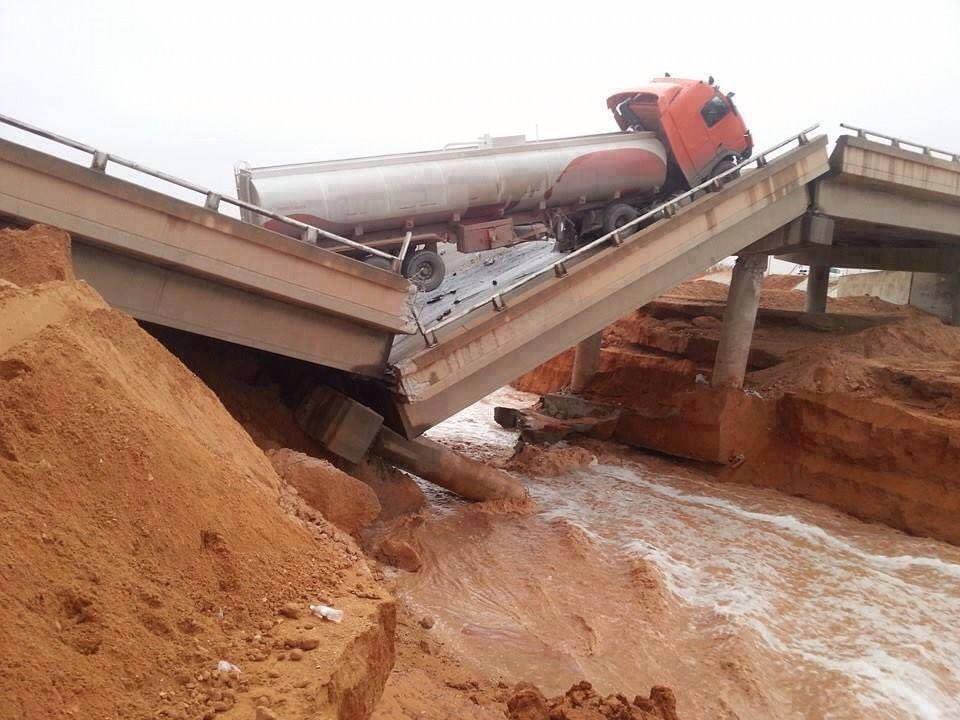 GeotechTips's tweet photo. ¿Puedes identificar las razones por las que falló este puente? Compártelas con nosotros https://t.co/yoCjzKaOPH