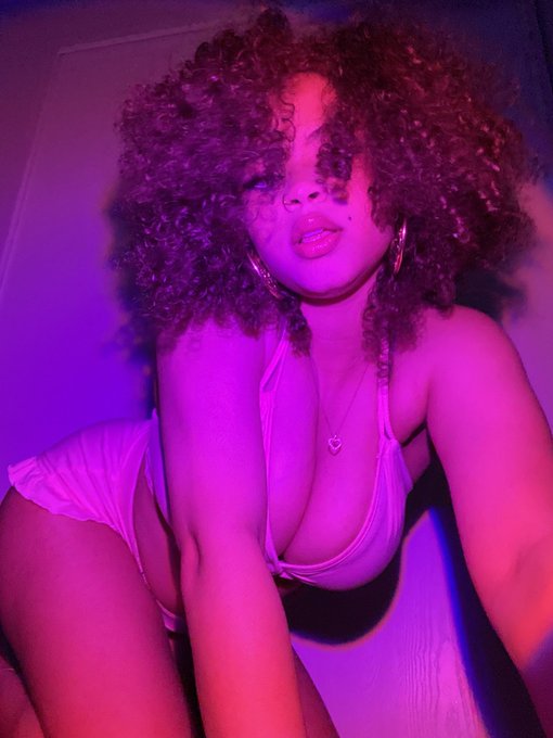 HAPPY HUMP DAY😁✌🏽 my onlyfans is 50% off today ONLY hehe  https://t.co/tjKLZkNLsx https://t.co/JEC0c