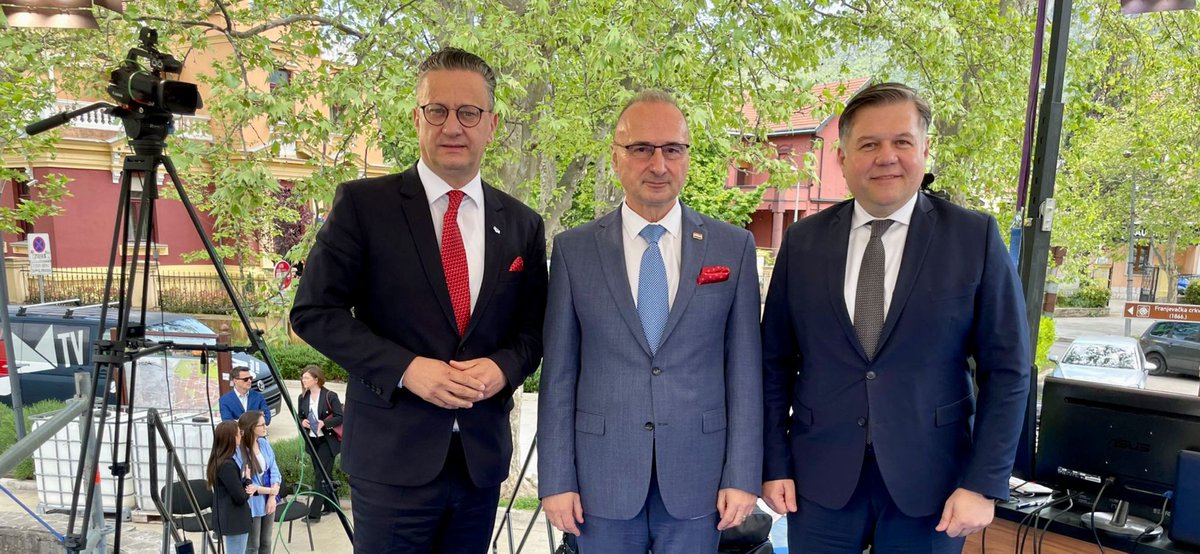 Otvoreni studio SUM-a u povodu obilježavanja Svjetskoga dana slobode medija zajedno s rektorom prof. dr. sc. Zoranom Tomićem posjetili su ministar MVEP dr. sc. Gordan Grlić Radman i zamjenik ministra u Ministarstvu vanjskih poslova BiH Josip Brkić. <a href="/grlicradman/">Gordan Grlić Radman</a>  <a href="/JosipBrkicBiH/">Josip Brkić</a>