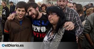 ismaelbenito_'s tweet photo. Avui fa una dècada d'aquesta imatge 😌. El Dani i jo sortíem de presó preventiva després 34 dies 🎉

Els fets van ocórrer després de la primera Vaga General del 2012 contra la reforma laboral del PP, recolzada per CiU 👇🏽 https://t.co/Yzg0Z8GtO3