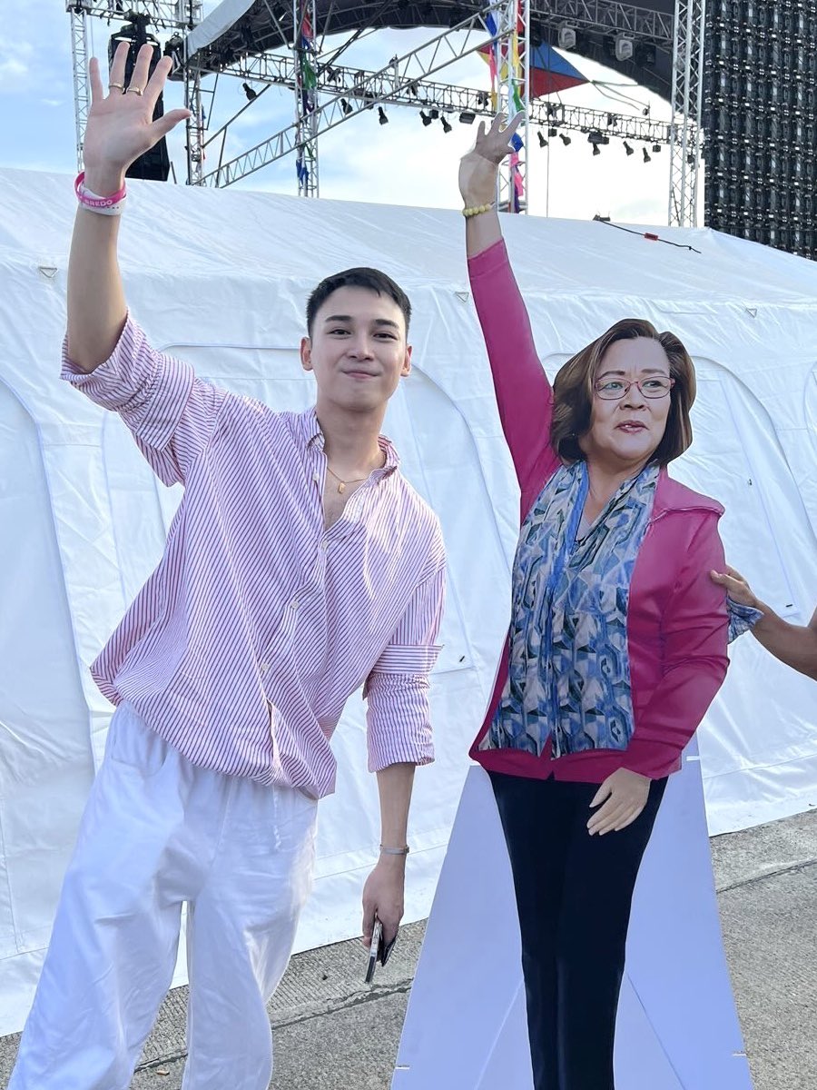 skyquizon's tweet photo. Despite being incarcerated for an obvious frame up, ipinaglalaban at ipinagtatanggol pa rin tayo ni Sen. Leila De Lima. 💗 
#FreeLeilaDeLimaNow #LeiLabanSaSenado https://t.co/AQ0oqqZ0P1