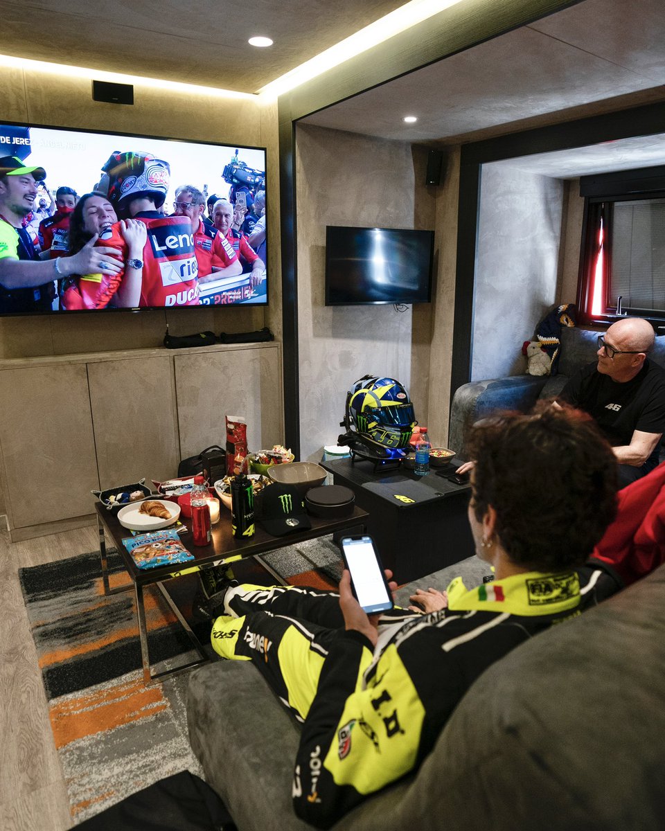 #Throwback 30/04/22
From Brands Hatch to Jerez 🔥
<a href="/ValeYellow46/">Valentino Rossi</a> 👀 <a href="/PeccoBagnaia/">Pecco Bagnaia</a> 💛