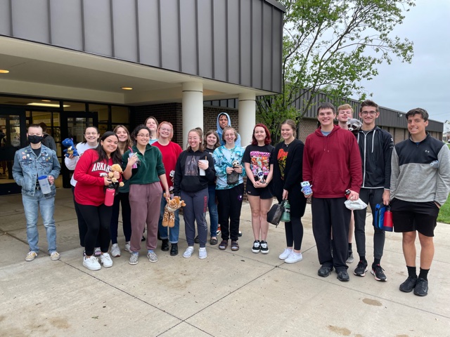 FznQuiz's tweet photo. AP Lit &amp; their mascots ready to take on the exam! 5⃣ https://t.co/5njtPdqmm5