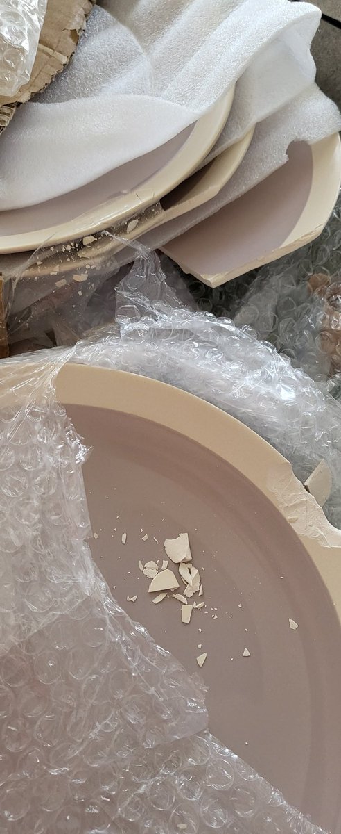 marije2012's tweet photo. Huilen....17 stuks servies bezorgd, 10 zijn er stuk @HEMA en @DHLNL https://t.co/QLM1gxoChX