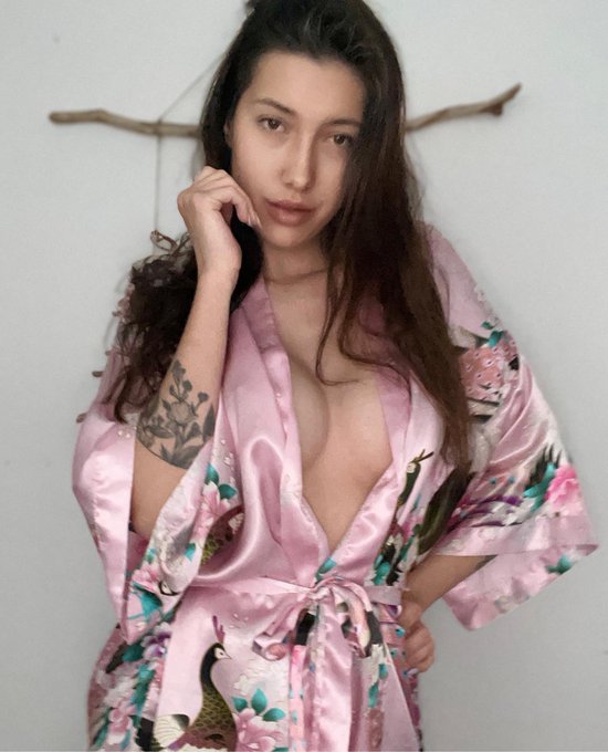Satin robe, no make up kinda day 🌸 https://t.co/t1bVfwODag