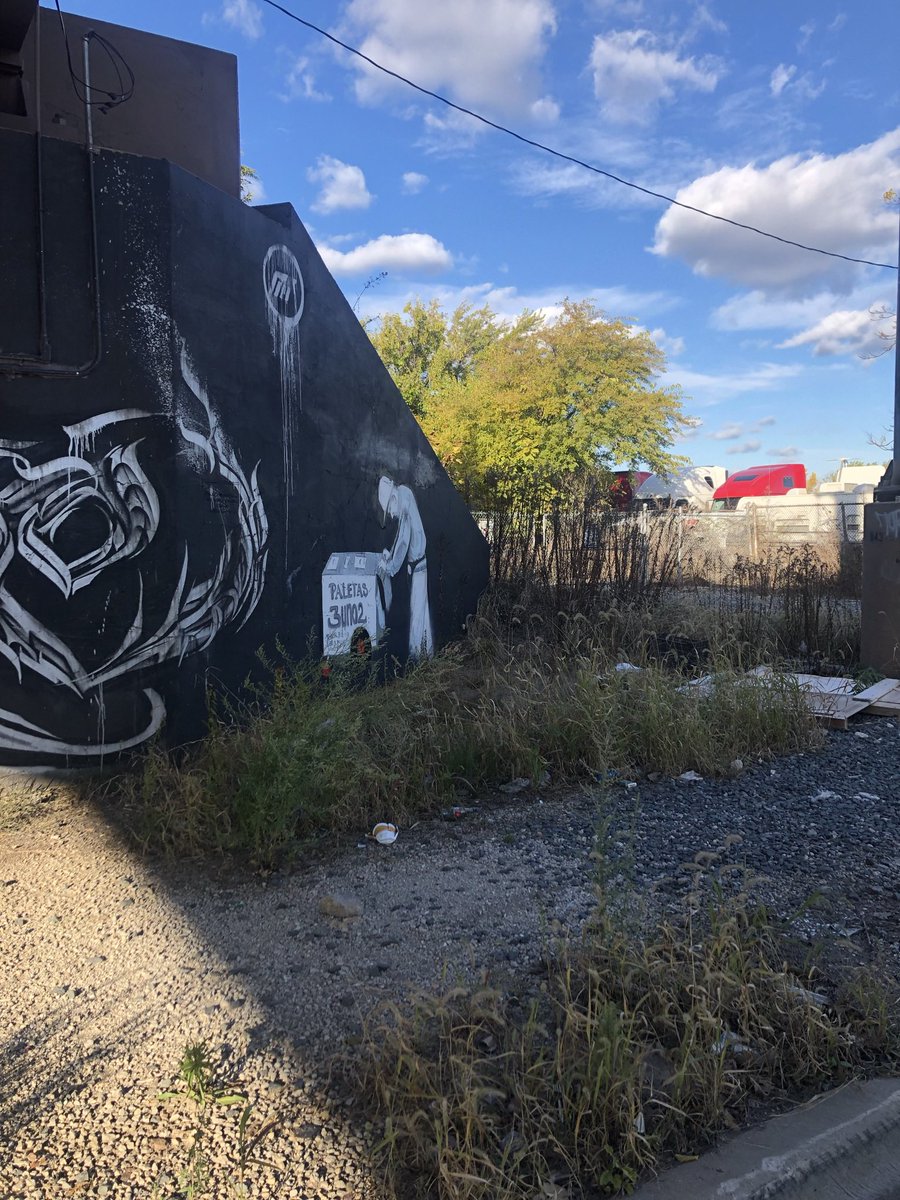 Homevoyaging's tweet photo. Stopping for the train at Ogden and 26th Street. 

Safer bike lanes please. 

https://t.co/FveuFvfF93 https://t.co/bYlfRmdRko