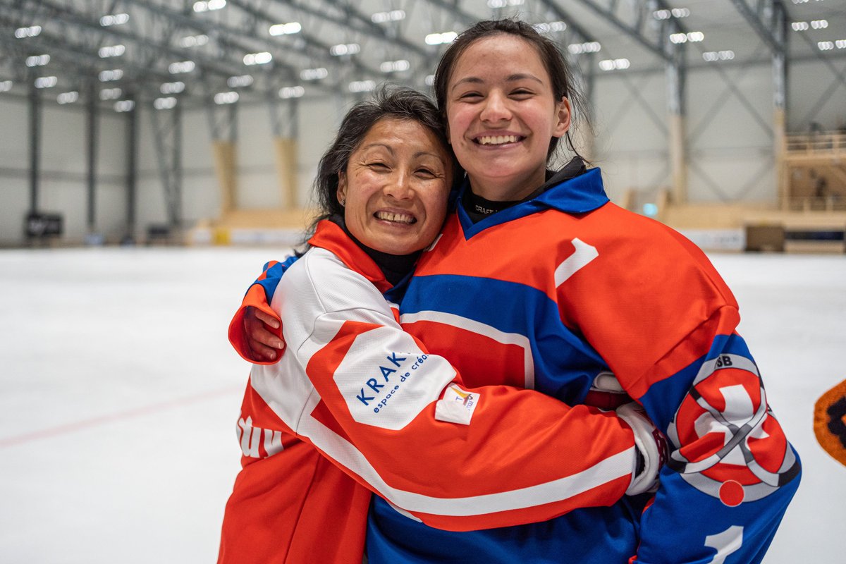 Swiss_Bandy's tweet photo. 𝗪𝗼𝗿𝗹𝗱 𝗖𝗵𝗮𝗺𝗽𝗶𝗼𝗻𝘀𝗵𝗶𝗽 🇸🇪 𝘄𝗼𝗺𝗲𝗻 𝘁𝗲𝗮𝗺 🇨🇭
𝗙𝗿𝗶𝗲𝗻𝗱𝘀𝗵𝗶𝗽𝘀 𝗮𝗻𝗱 𝗺𝗲𝗺𝗼𝗿𝗶𝗲𝘀 𝗮𝗿𝗲 𝗺𝗮𝗱𝗲 👯‍♀️

After all these workouts, these moments spent on and off the ice, friendships and memories are created
This #bandy adventure is definitely exceptional https://t.co/2wa3zeB1q8