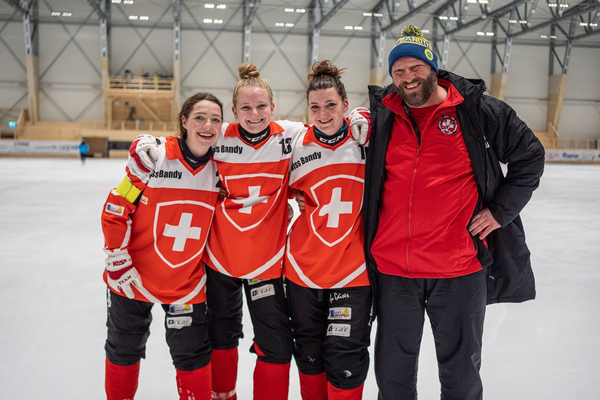 Swiss_Bandy's tweet photo. 𝗪𝗼𝗿𝗹𝗱 𝗖𝗵𝗮𝗺𝗽𝗶𝗼𝗻𝘀𝗵𝗶𝗽 🇸🇪 𝘄𝗼𝗺𝗲𝗻 𝘁𝗲𝗮𝗺 🇨🇭
𝗙𝗿𝗶𝗲𝗻𝗱𝘀𝗵𝗶𝗽𝘀 𝗮𝗻𝗱 𝗺𝗲𝗺𝗼𝗿𝗶𝗲𝘀 𝗮𝗿𝗲 𝗺𝗮𝗱𝗲 👯‍♀️

After all these workouts, these moments spent on and off the ice, friendships and memories are created
This #bandy adventure is definitely exceptional https://t.co/2wa3zeB1q8