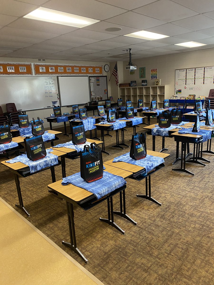 Track &amp; Field and @HyVeeKidsFit day 🏃‍♀️🏋️‍♀️👏🏻 

4th grade teachers tie-dye each class a color for shirts to wear for todays events! The students are so excited!!