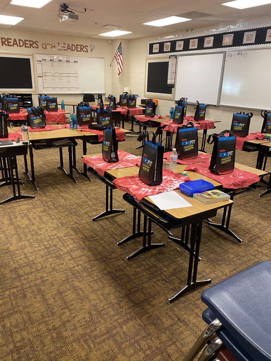 Mrs__Stephan's tweet photo. Track &amp; Field and @HyVeeKidsFit day 🏃‍♀️🏋️‍♀️👏🏻 

4th grade teachers tie-dye each class a color for shirts to wear for todays events! The students are so excited!! https://t.co/7cNcqFAcxs