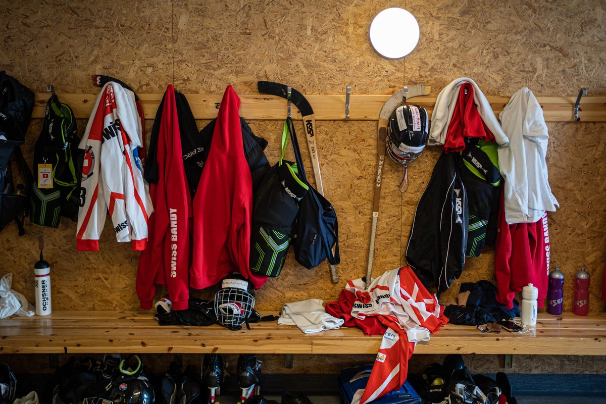 Swiss_Bandy's tweet photo. 𝗪𝗼𝗿𝗹𝗱 𝗖𝗵𝗮𝗺𝗽𝗶𝗼𝗻𝘀𝗵𝗶𝗽 🇸🇪 𝘄𝗼𝗺𝗲𝗻 𝘁𝗲𝗮𝗺 🇨🇭
𝗟𝗼𝗰𝗸𝗲𝗿 𝗿𝗼𝗼𝗺𝘀 🏠
In a sport, we spend almost more time in the locker room than actually playing 🤔
That's why unforgettable moments happen there 🤩
Good and bad 👍👎 https://t.co/xQYveZCFBO