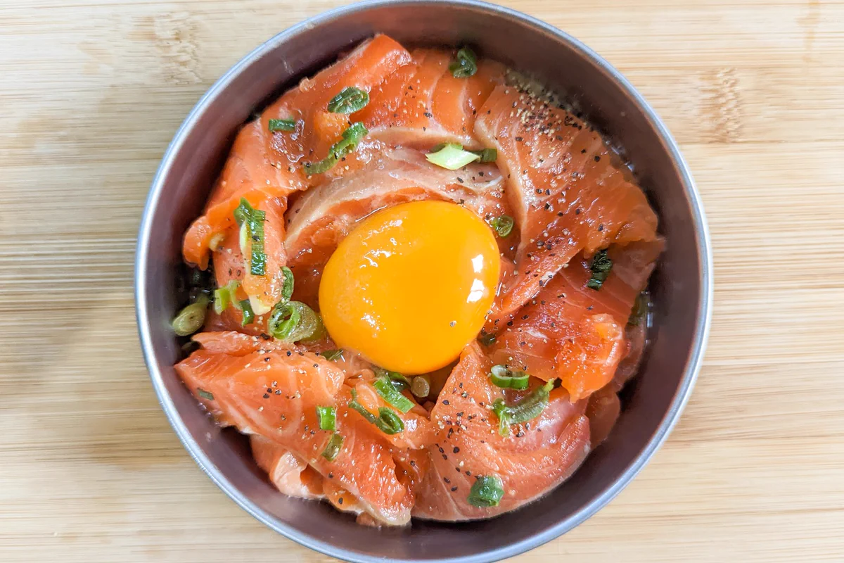 ご飯もお酒も進む！サーモンの白だしポン酢和え。