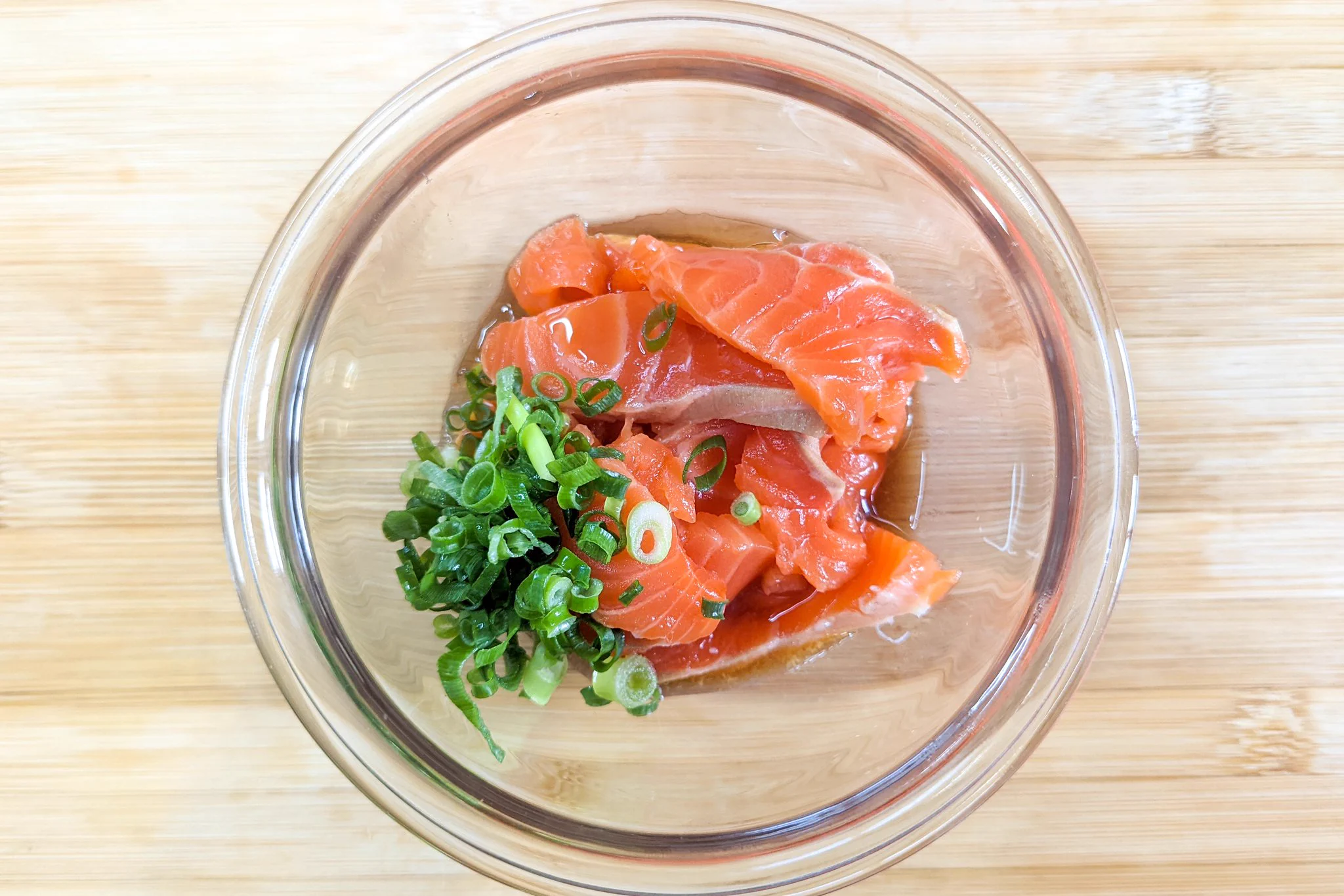 ご飯もお酒も進む！サーモンの白だしポン酢和え。