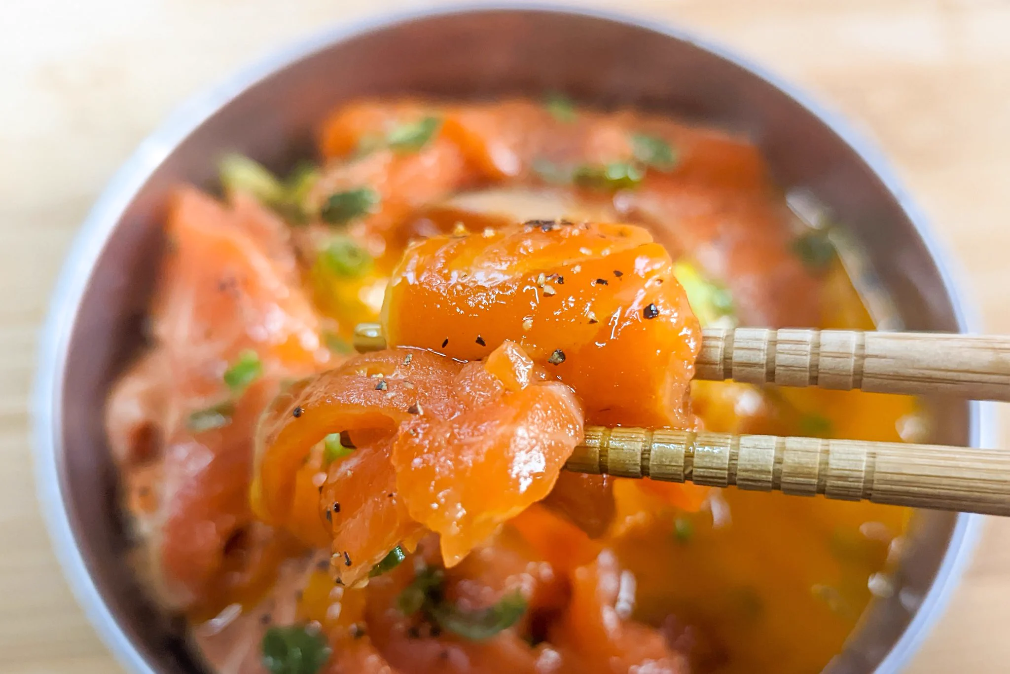 ご飯もお酒も進む！サーモンの白だしポン酢和え。