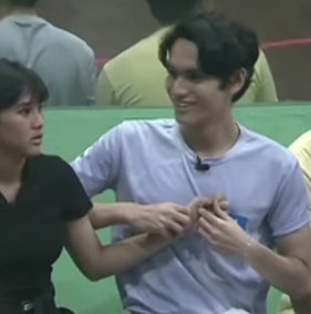 luvEslam's tweet photo. naaalala nyo to??? ito yung pumasok ang SB19 at lahat sila nagpapanic na and natatakot na kung ano nangyayari but look at eslam may gana pang ngumiti at i-check yung heartbeat ni max ππ
ESLAM FOR WILDCARD
#EslamElGohari #SB19 #MaxineTrinidad #MaxSlam https://t.co/V7VgyUipAu