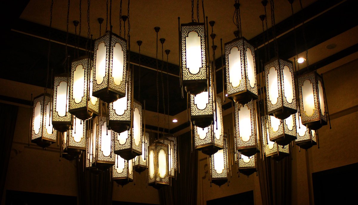 The phalanx of Arabian lamps at the #QasrAlSarab really sets the mood.
🪔
@VisitAbuDhabi @ILoveLGBTTravel @igaytravelguide #InAbuDhabi #travel #gaytravel #ww #tt #ttot #TravelTuesday #LuxuryTravel #luxuryhotel #luxurylifestyle #PicOfTheDay #canonfavpic #uae @visituae #travelpic