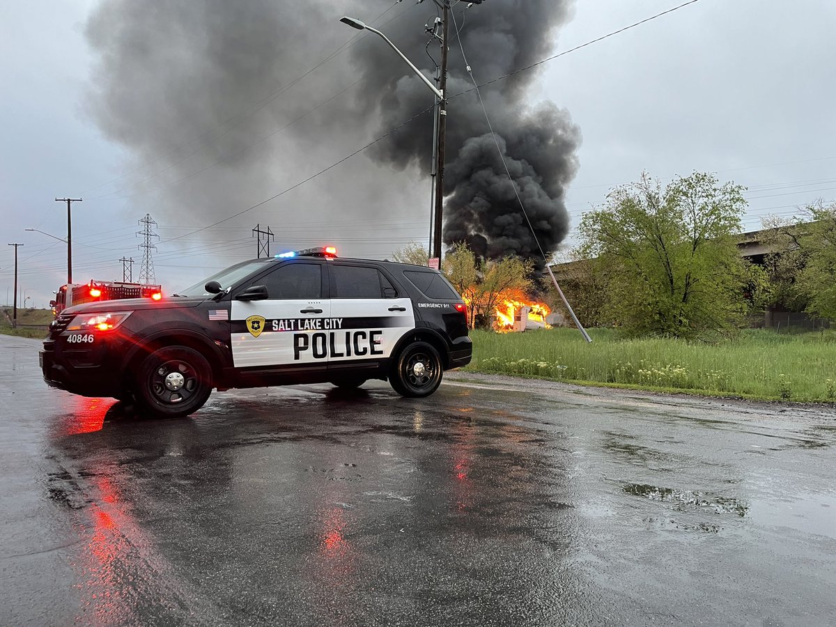 slcpd's tweet image. Our officers are blocking traffic near 200 South Foss Street while @slcfire extinguishes a fire. There are only minor traffic impacts. Any other info will be released by SLCFD. #saltlakecity #slc #ut #slcpd