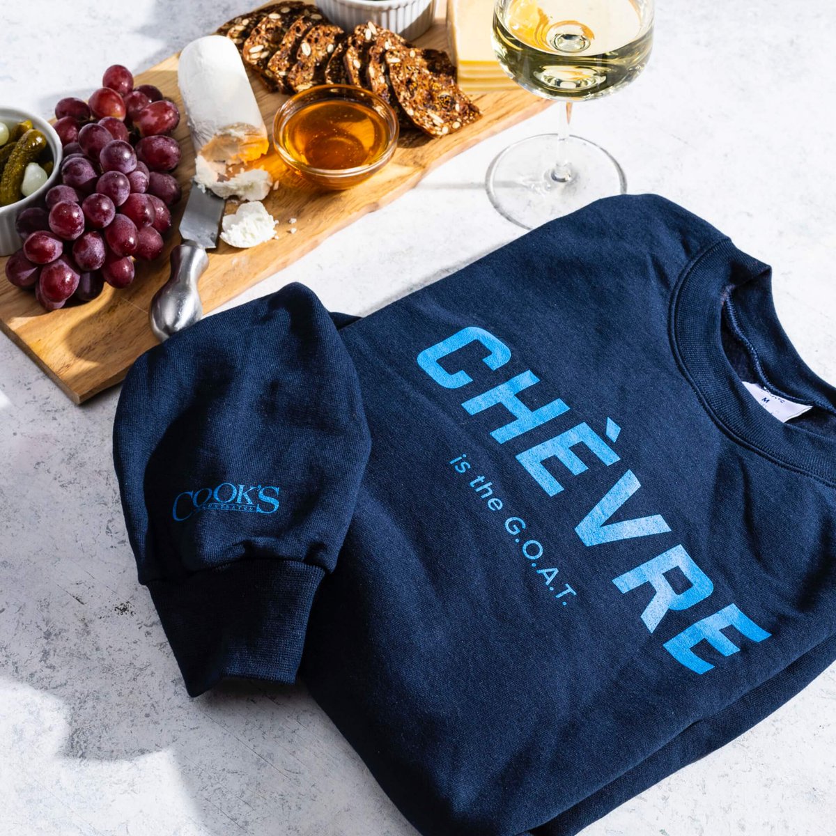 TestKitchen's tweet image. Chèvre is the G.O.A.T.! And Na3C6H507 is the chemical compound for sodium citrate – the ingredient that makes that melty cheese oh so gooey. Shop this apparel and merch: cooks.io/3OTRjoD