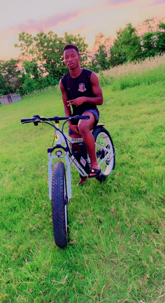 kagyare12's tweet photo. To me, it doesn't matter if it's raining or the sun is shining: If you stop,you're not winning. While I'm pedaling, I know I'm the luckiest guy in the world.
•
•
#WeMove #TeamAgyare #Cycling #Professional #Football #GFA #Bike #Finest #Quality #Brand #Forwardever #Backwardsnever https://t.co/DytUTqDh7u