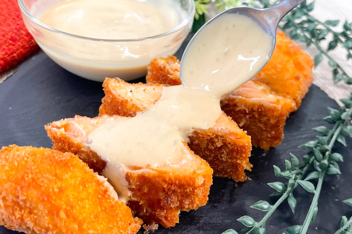 ジュワッと旨味があふれ出す。サーモンレアカツ。