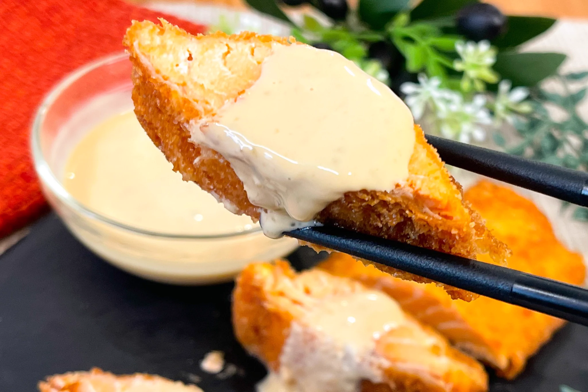 ジュワッと旨味があふれ出す。サーモンレアカツ。