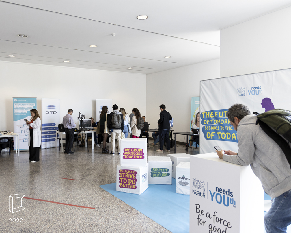 ESCS's tweet image. No passado dia 27 de abril, a ESCS e a @ae_escs, com o apoio da Bright Lisbon Agency, organizaram a 2.ª edição da Feira de Emprego #ESCSLevelUp.